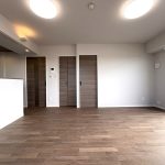 【リビング】 LDKは約15.2帖の広さ。2方向に窓面があるので明るくて風通しも良好。快適にお過ごしいただけます。