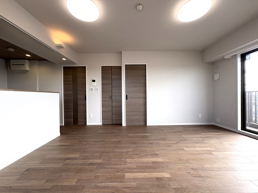 【リビング】 LDKは約15.2帖の広さ。2方向に窓面があるので明るくて風通しも良好。快適にお過ごしいただけます。