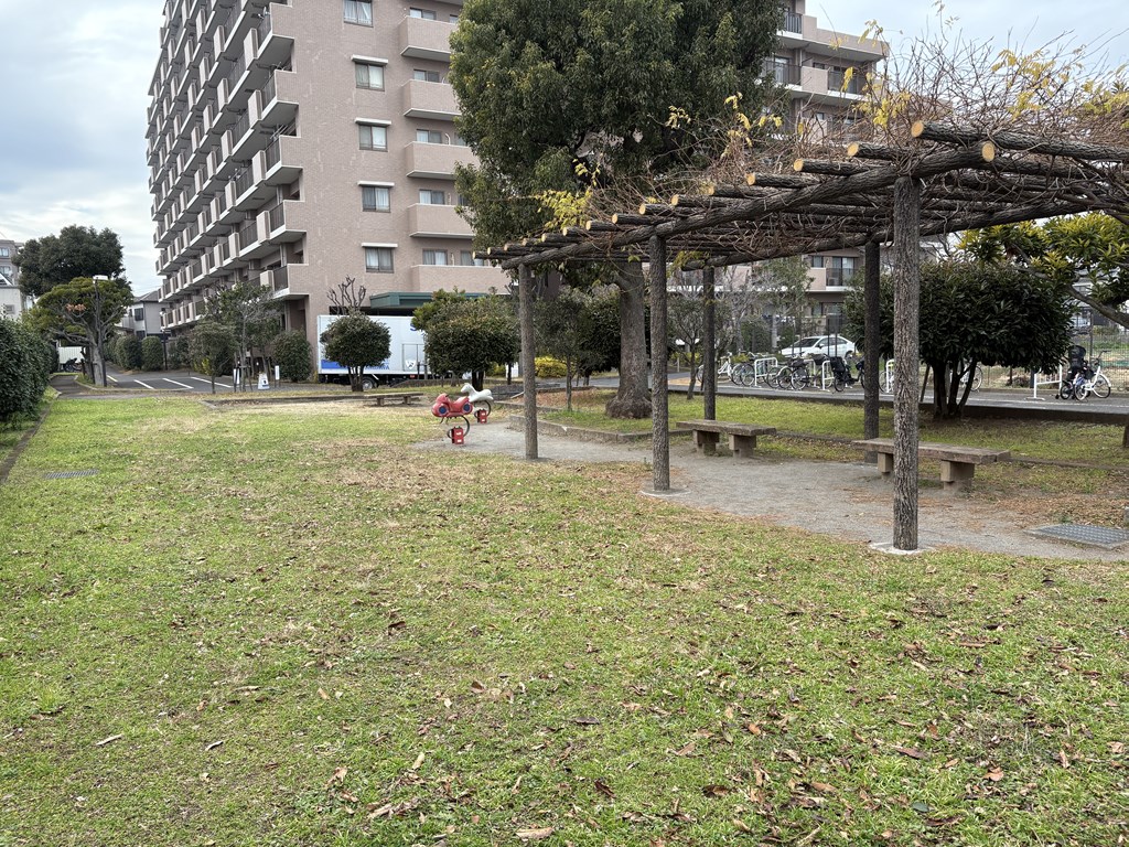 【敷地隣接公園】 芝生敷き、遊具のある公園。小さなお子様にも安心してお散歩していただけます。