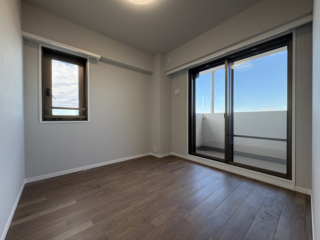 【洋室】 3部屋の洋室には収納完備。ウォークインクローゼットもあります。