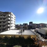 【眺望】 バルコニーからの眺望。広い青空が望めます。