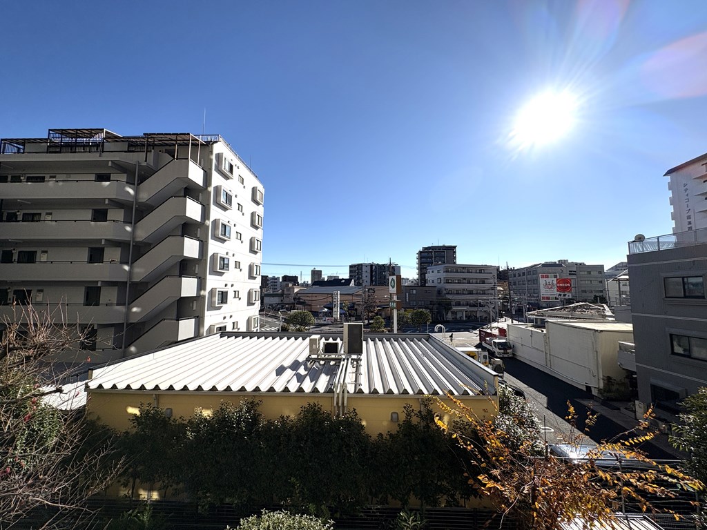 【眺望】 バルコニーからの眺望。広い青空が望めます。