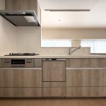 【キッチン】 対面式システムキッチン仕様。3口コンロ、食洗機、浄水器完備。お料理の準備も後片付けもはかどります。