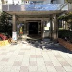 【エントランス】 植栽が綺麗に手入れされているエントランスの様子です。管理体制の良さがうかがえます。