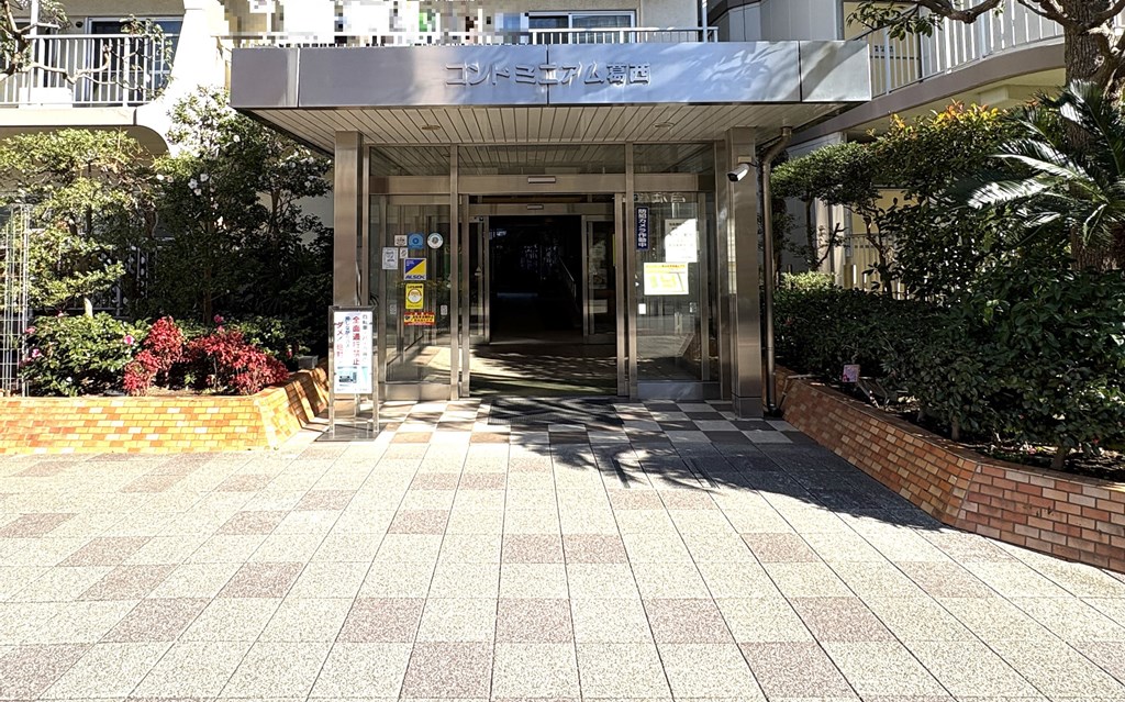 【エントランス】 植栽が綺麗に手入れされているエントランスの様子です。管理体制の良さがうかがえます。