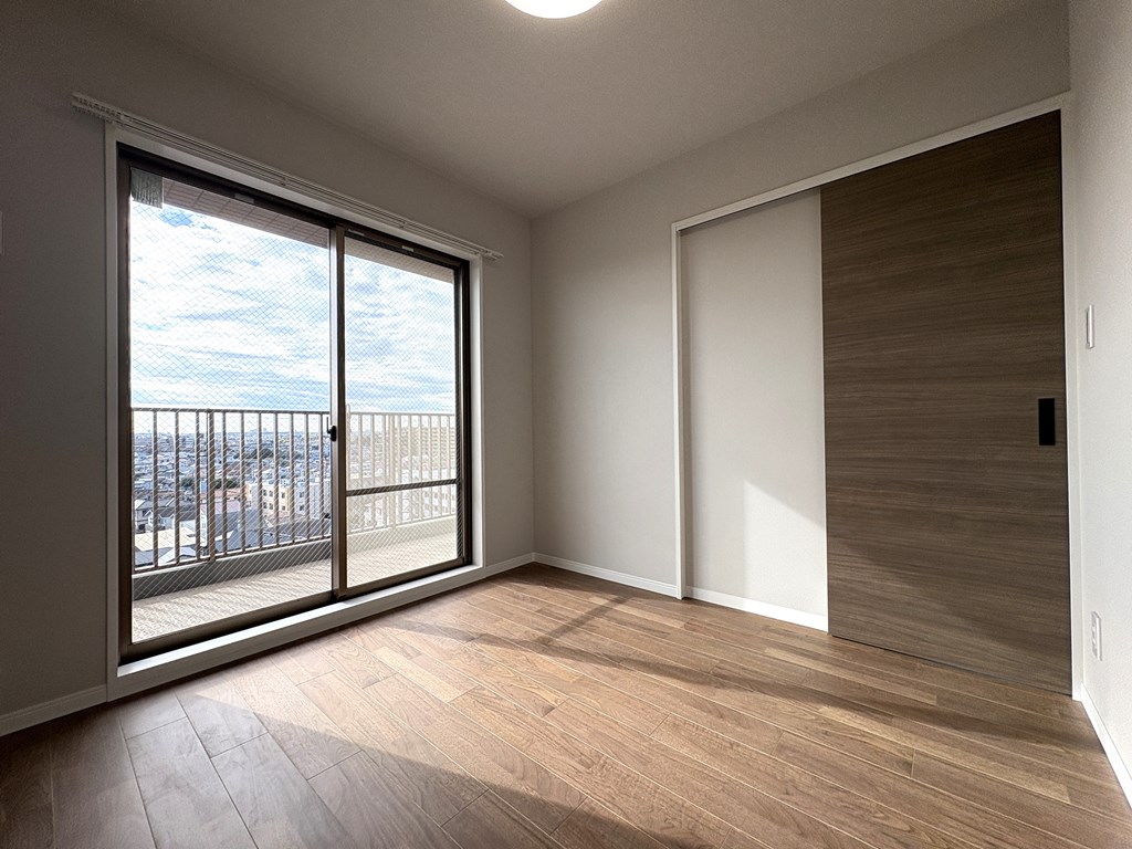 【洋室】 3部屋の洋室には収納完備。ウォークインクローゼットもあります。