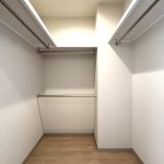 【ウォークインクローゼット】 全てのお部屋に収納完備なので家具を置かなくてもたくさんの洋服が収納できます。