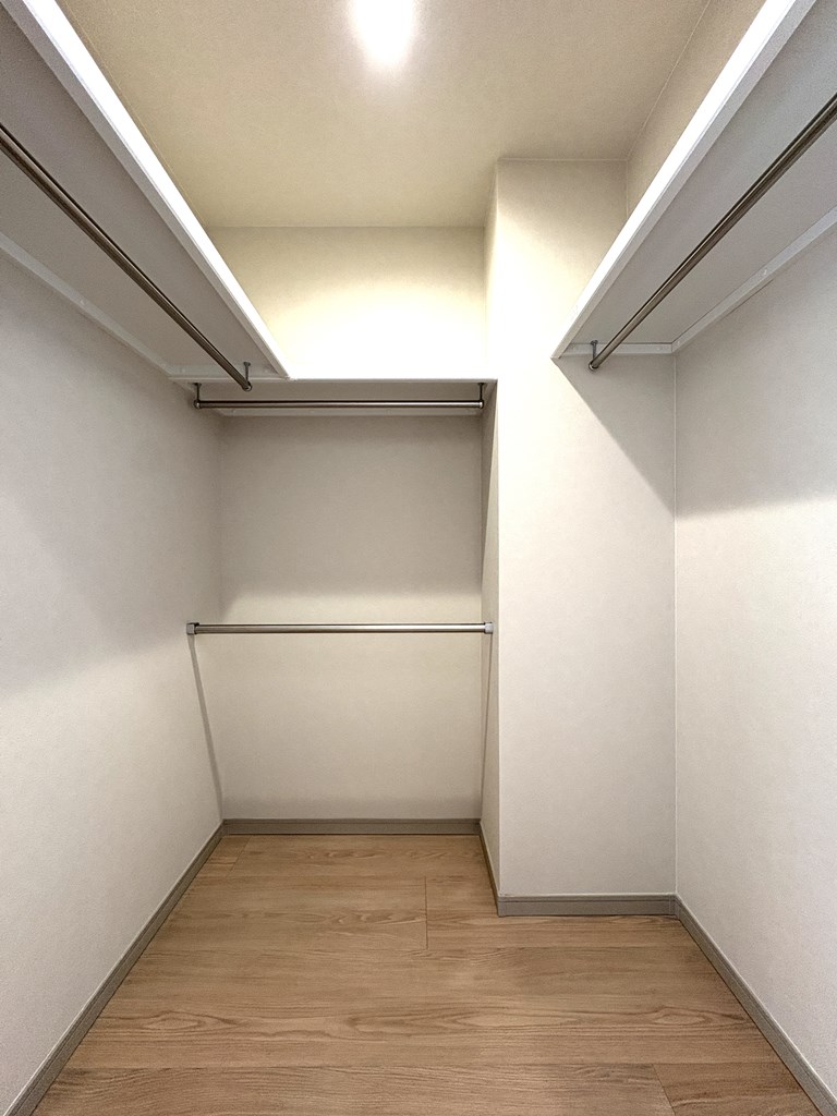 【ウォークインクローゼット】 全てのお部屋に収納完備なので家具を置かなくてもたくさんの洋服が収納できます。