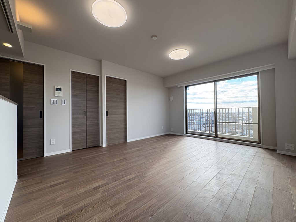 【リビング】 LDKは約15.2帖の広さ。2方向に窓面があるので明るくて風通しも良好。快適にお過ごしいただけます。