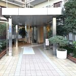 【エントランス】 ガラス張りの明るいエントランスの様子です。