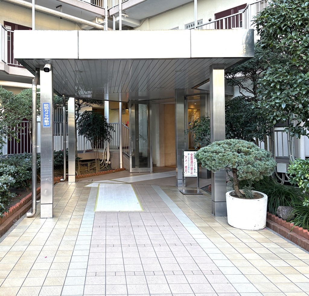 【エントランス】 ガラス張りの明るいエントランスの様子です。
