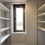 【パントリー】 キッチン横には広いパントリースペースがあります。窓があるので湿気がこもることもありません。