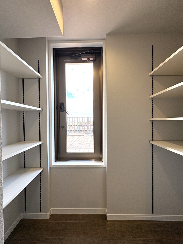 【パントリー】 キッチン横には広いパントリースペースがあります。窓があるので湿気がこもることもありません。