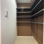 【シューズインクローク】 玄関横にあるシューズインクローク。大容量なのでキャンプ用品等も収納できます。