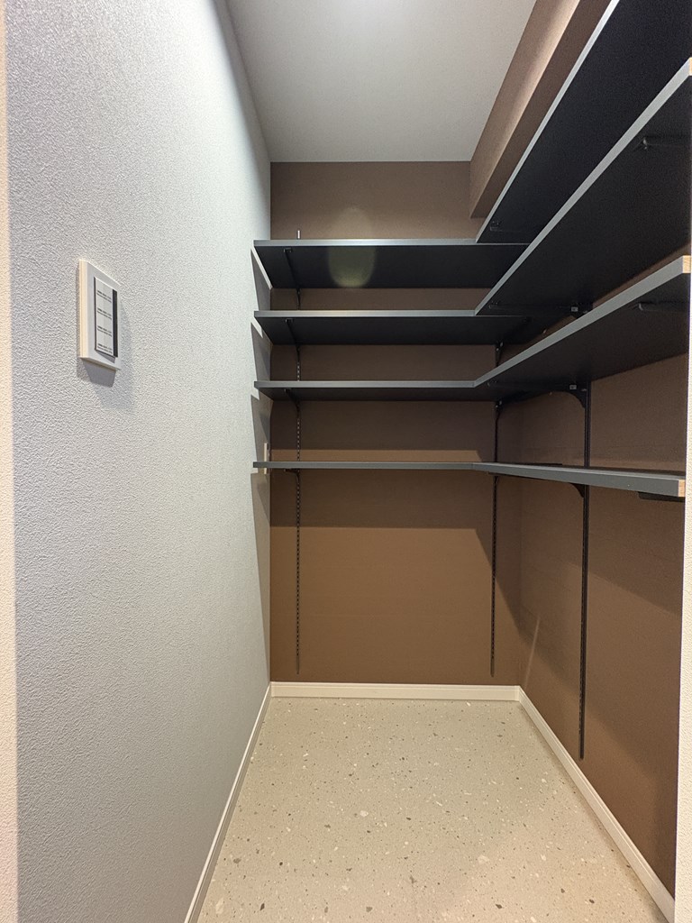 【シューズインクローク】 玄関横にあるシューズインクローク。大容量なのでキャンプ用品等も収納できます。