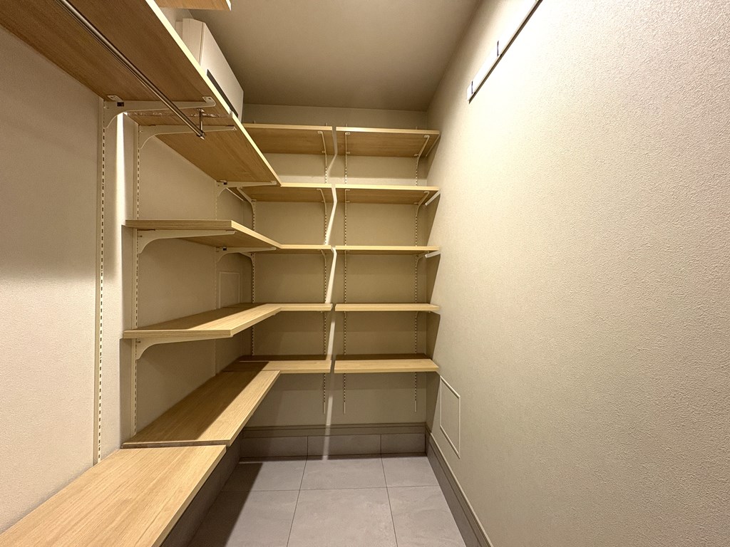 【シューズインクローク】 玄関横にあるシューズインクロークの様子です。大容量なのでキャンプ用品等も収納できます。