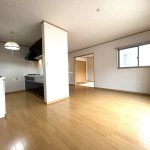 【リビングダイニング】明るくて風通しも良好です。