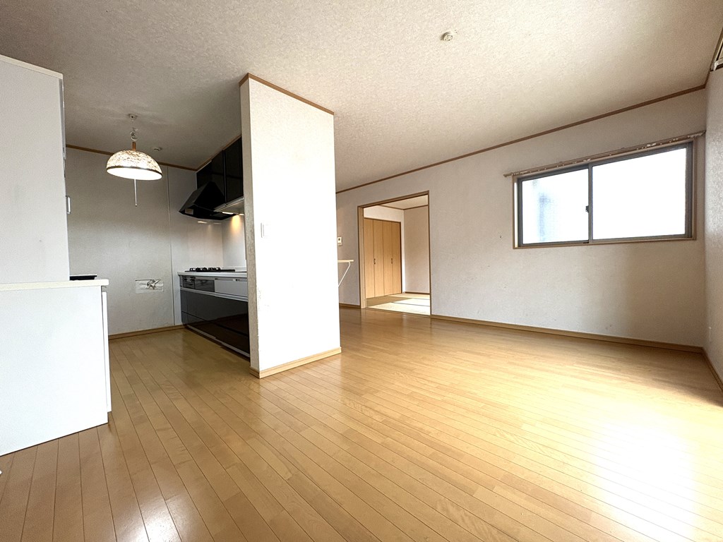 【リビングダイニング】明るくて風通しも良好です。