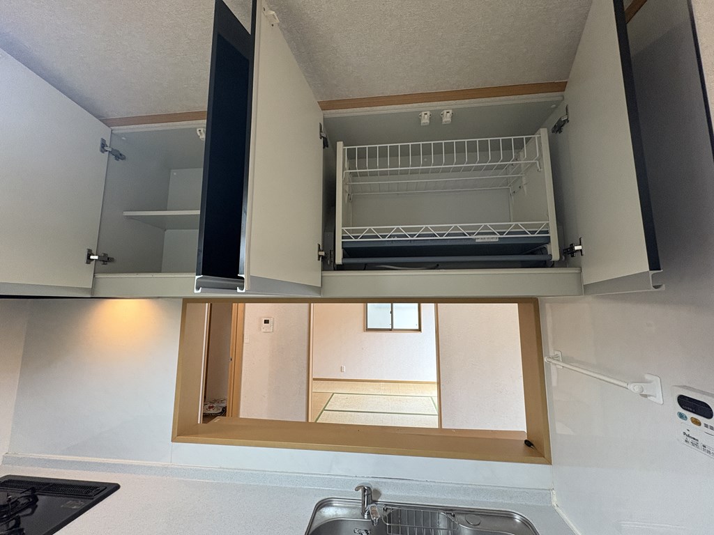 【キッチン】上部収納は出し入れがしやすいダウンキャビネット仕様