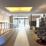 【エントランスホール】 広いエントランスホールの様子です。