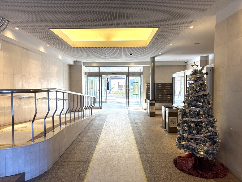 【エントランスホール】 広いエントランスホールの様子です。