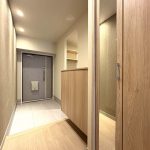 【玄関】 ゆとりある玄関スペースの様子です。玄関横にはシューズインクロークもプランニングされています。