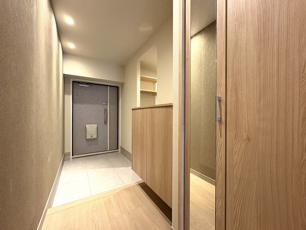 【玄関】 ゆとりある玄関スペースの様子です。玄関横にはシューズインクロークもプランニングされています。