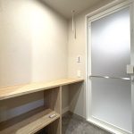 【脱衣室（ランドリーコーナー）】 洗面室と脱衣室が引き戸で仕切られる間取りになっています。脱衣室にはランドリーコーナーもあります。