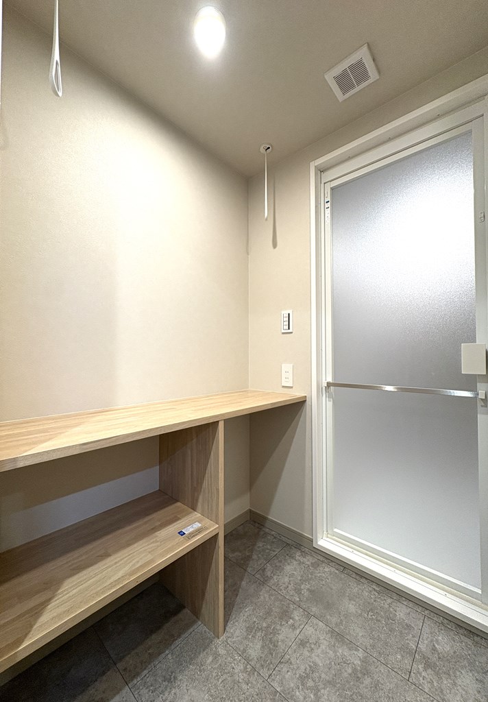 【脱衣室（ランドリーコーナー）】 洗面室と脱衣室が引き戸で仕切られる間取りになっています。脱衣室にはランドリーコーナーもあります。