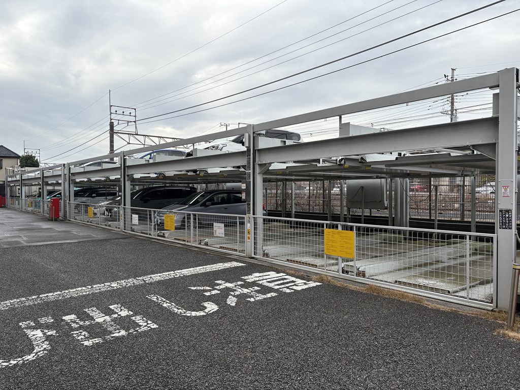 【駐車場】 駐車場の様子です。月額 8000円~11000円。空き状況は随時ご確認ください。
