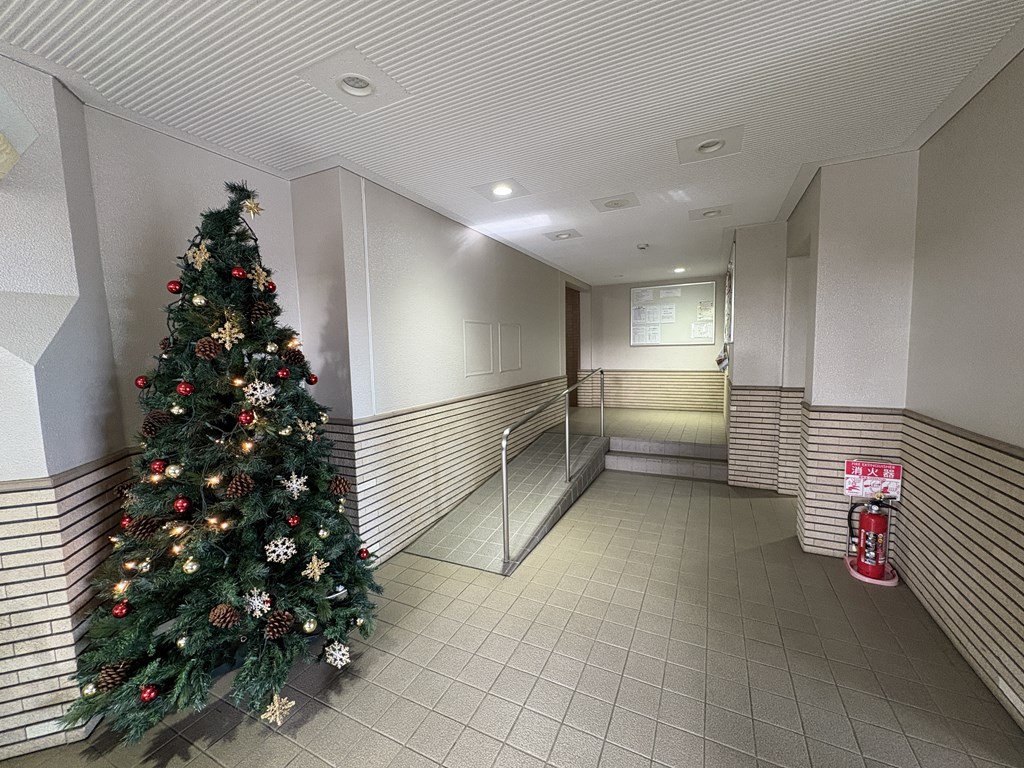 【エントランスホール】 広い空間が確保されたエントランスホールの様子です。スロープもあります。