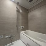 【浴室】 寛げる浴室は追い炊き機能、浴室換気乾燥機能付きで快適なバスタイムをお過ごしいただけます。