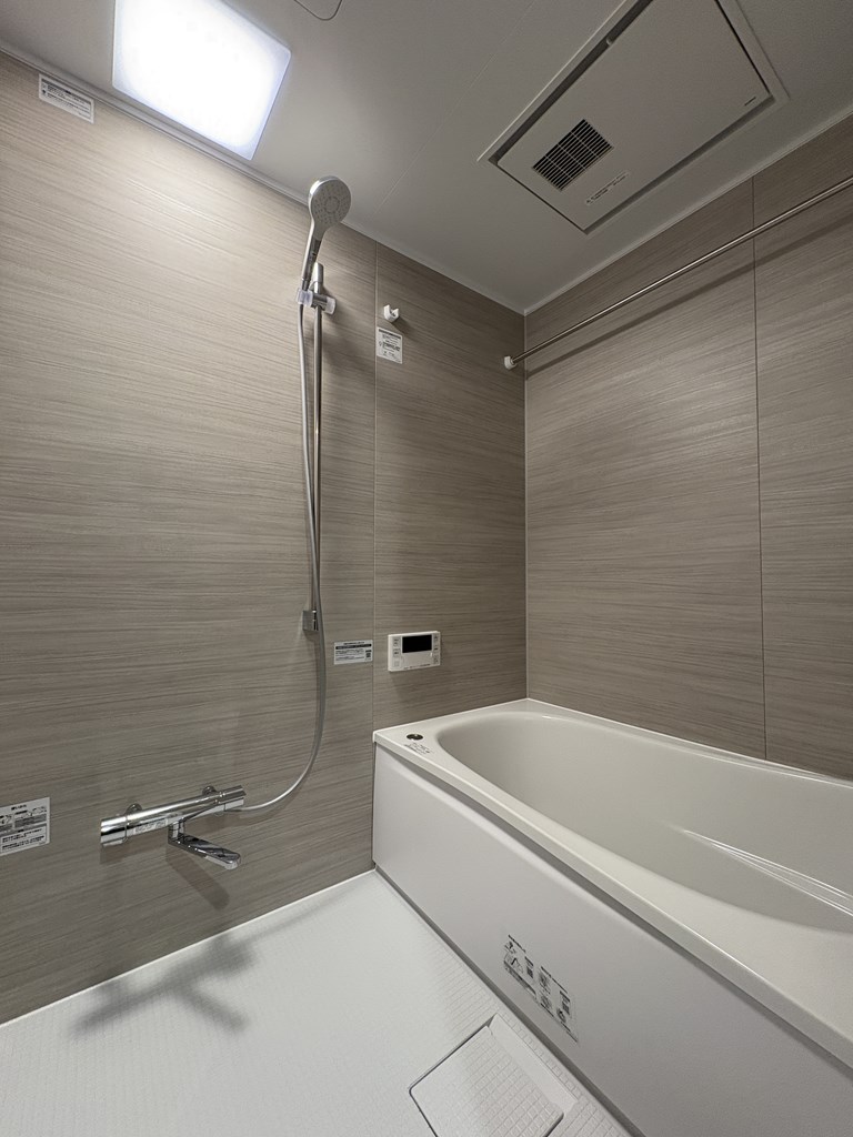 【浴室】 寛げる浴室は追い炊き機能、浴室換気乾燥機能付きで快適なバスタイムをお過ごしいただけます。