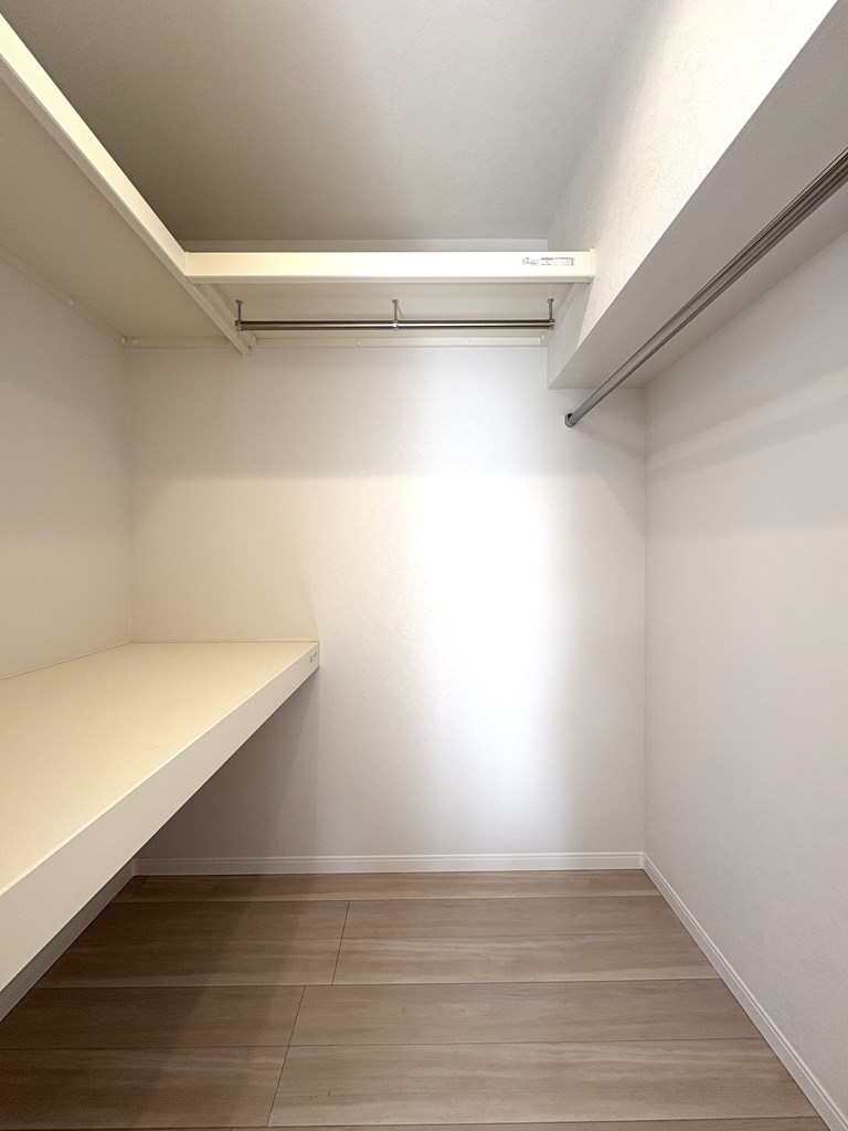 【大型収納】 奥行のある棚板やハンガーパイプ付きなので、オフシーズンの寝具やコー、スーツケースを収納できます。