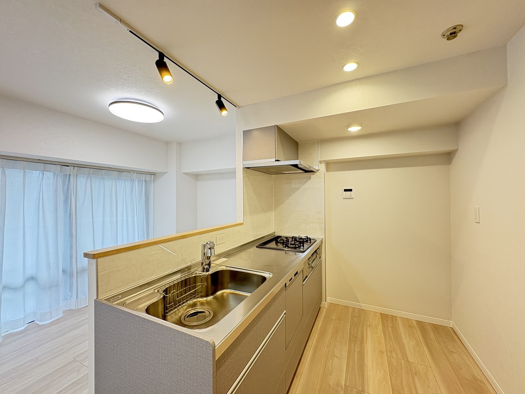 【キッチン・ダイニング】 大きな窓がある明るい室内。LDKの広さは16帖あります。