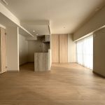 【リビング】 LDKは16.3帖の広さがあります。大きな窓が2か所あるので明るくて風通しも良好です。