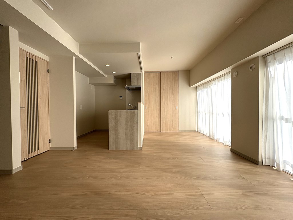 【リビング】 LDKは16.3帖の広さがあります。大きな窓が2か所あるので明るくて風通しも良好です。