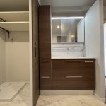 【洗面・脱衣室分離の間取り】洗面化粧台の様子でう。収納付きなのでリネン類や洗剤のストック等を収納できます。引き戸で脱衣室と分離できる間取りです。