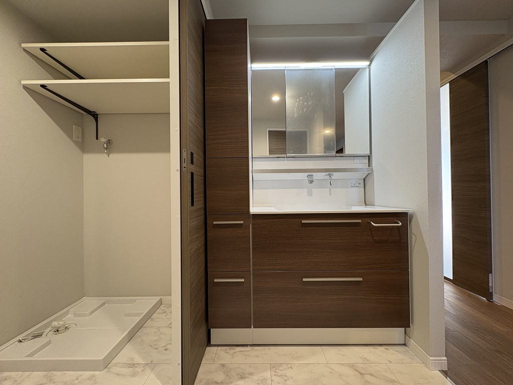 【洗面・脱衣室分離の間取り】洗面化粧台の様子でう。収納付きなのでリネン類や洗剤のストック等を収納できます。引き戸で脱衣室と分離できる間取りです。