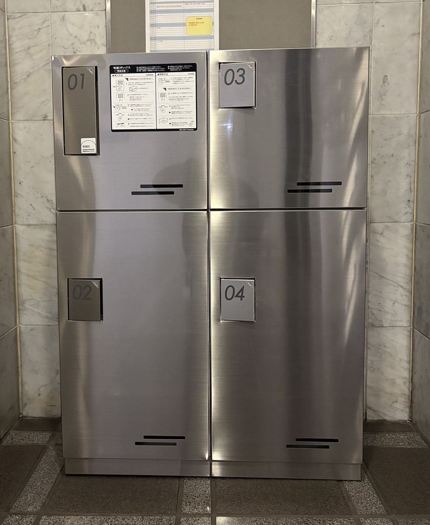 【宅配ボックス】 宅配ボックス完備。不在時にも荷物の受け取りができるので便利です。