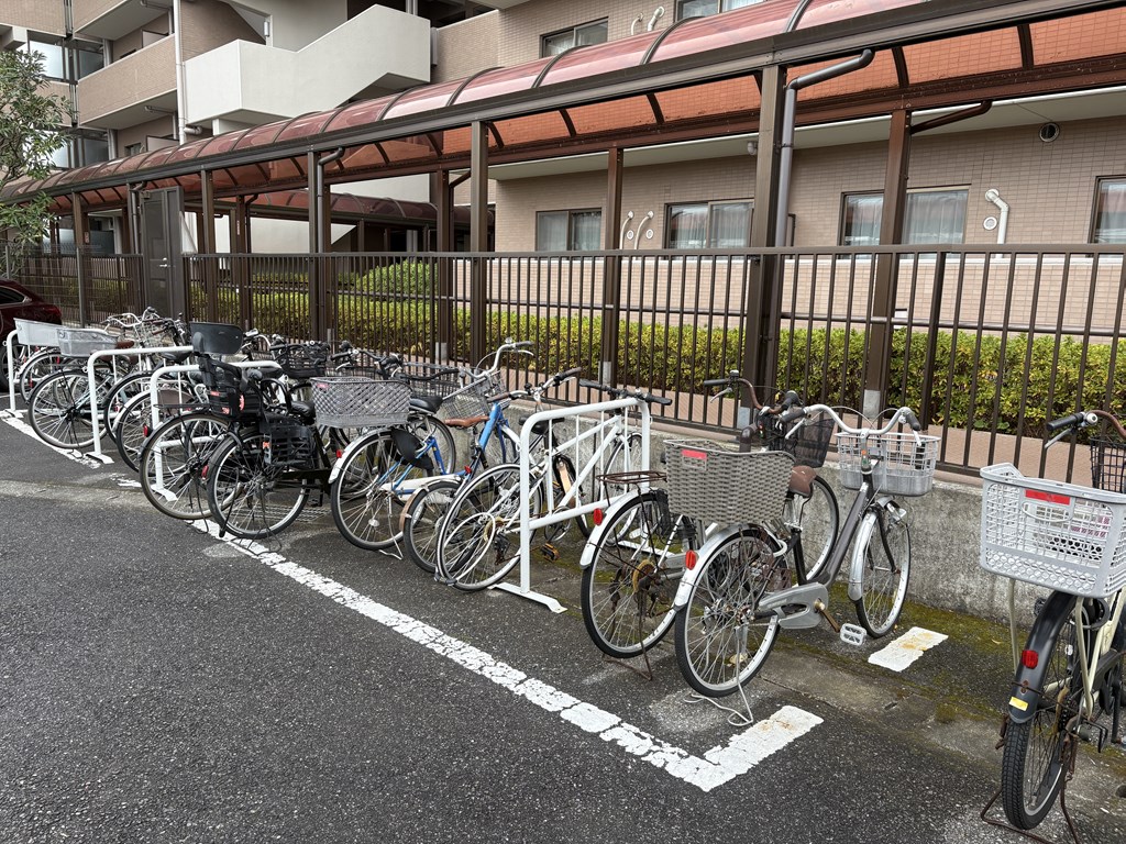 【駐輪場】 駐輪場の様子です。 月額 無償(ステッカー)。