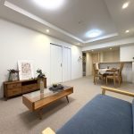 ファミリータウン東陽は、駅チカのペットと暮らせる（細則有）新耐震基準のマンションです。15階建ての最上階、東向きのお部屋。エレベーターは2基あります。リノベ済みなのですぐに新生活が始められます。