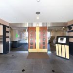 【エントランス】 重厚感のあるエントランス。オートロックシステム完備なのでセキュリティ面も安心です。