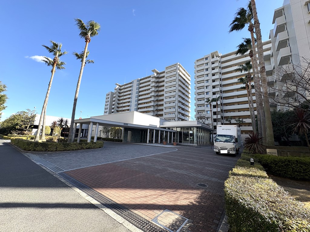 【外観】 植栽が美しく配置された敷地。管理体制の良さがうかがえます。