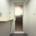 【洗面室・脱衣分離仕様】 洗面室と脱衣室を引き戸で分離できる間取りです。脱衣室にはカウンターが付いています。使いやすさを現地でご覧ください。