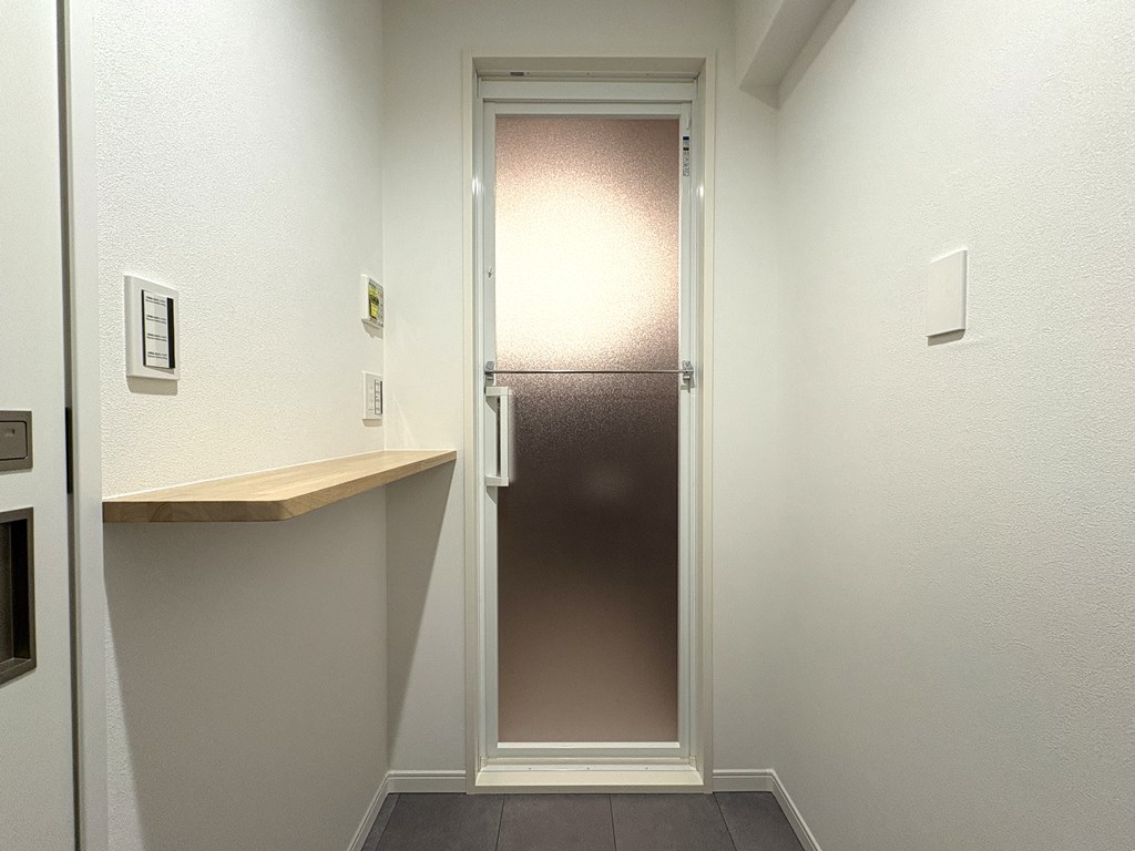 【洗面室・脱衣分離仕様】 洗面室と脱衣室を引き戸で分離できる間取りです。脱衣室にはカウンターが付いています。使いやすさを現地でご覧ください。