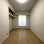 【洋室】 全てのお部屋に収納完備。家具を置かなくても洋服が収納できます。