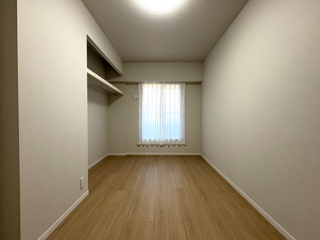 【洋室】 全てのお部屋に収納完備。家具を置かなくても洋服が収納できます。