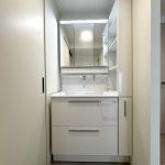 【洗面化粧台】 収納のある洗面化粧台。洗面スペースと脱衣室が引き戸で分離されてた間取りです。使い勝手の良さを現地でご覧下し。