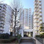 【エントランス】 植栽が綺麗に手入れされたエントランスの様子です。